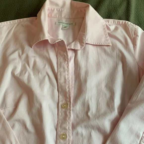 Banana Republic light pink button up shirt. 3/4 length sleeves. Size medium - Picture 3 of 10